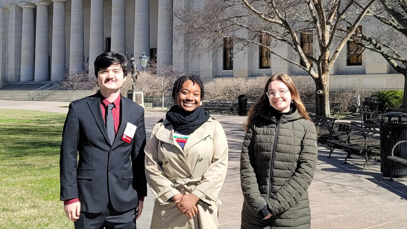 Pictture of students in front of Ohio Statehouse